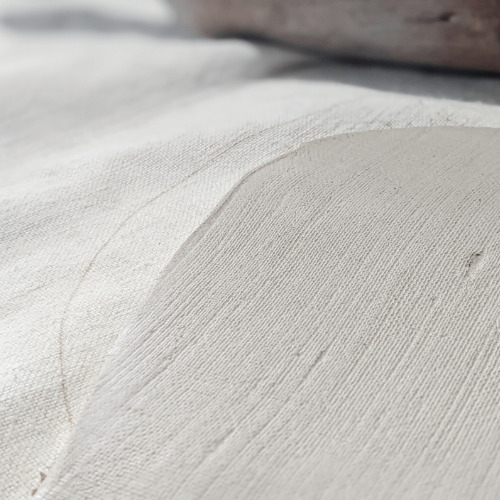 photo d'une plaque de grès blanc texturé par un drap en lin, impression tissu et rouleau en bois